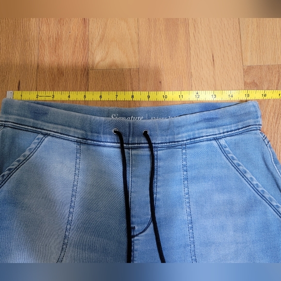 Size 10-30W Signature by Levi Strauss & Co. Light wash jean/leggings/jogger - Picture 3 of 8